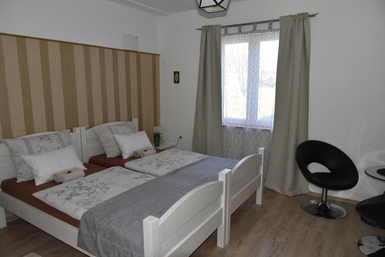 Rooms Bobic Licko Petrovo Selo Exterior foto