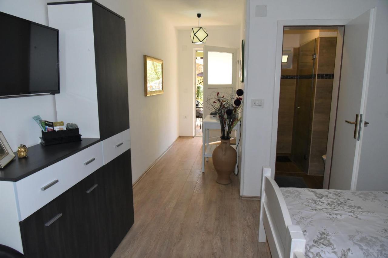 Rooms Bobic Licko Petrovo Selo Exterior foto
