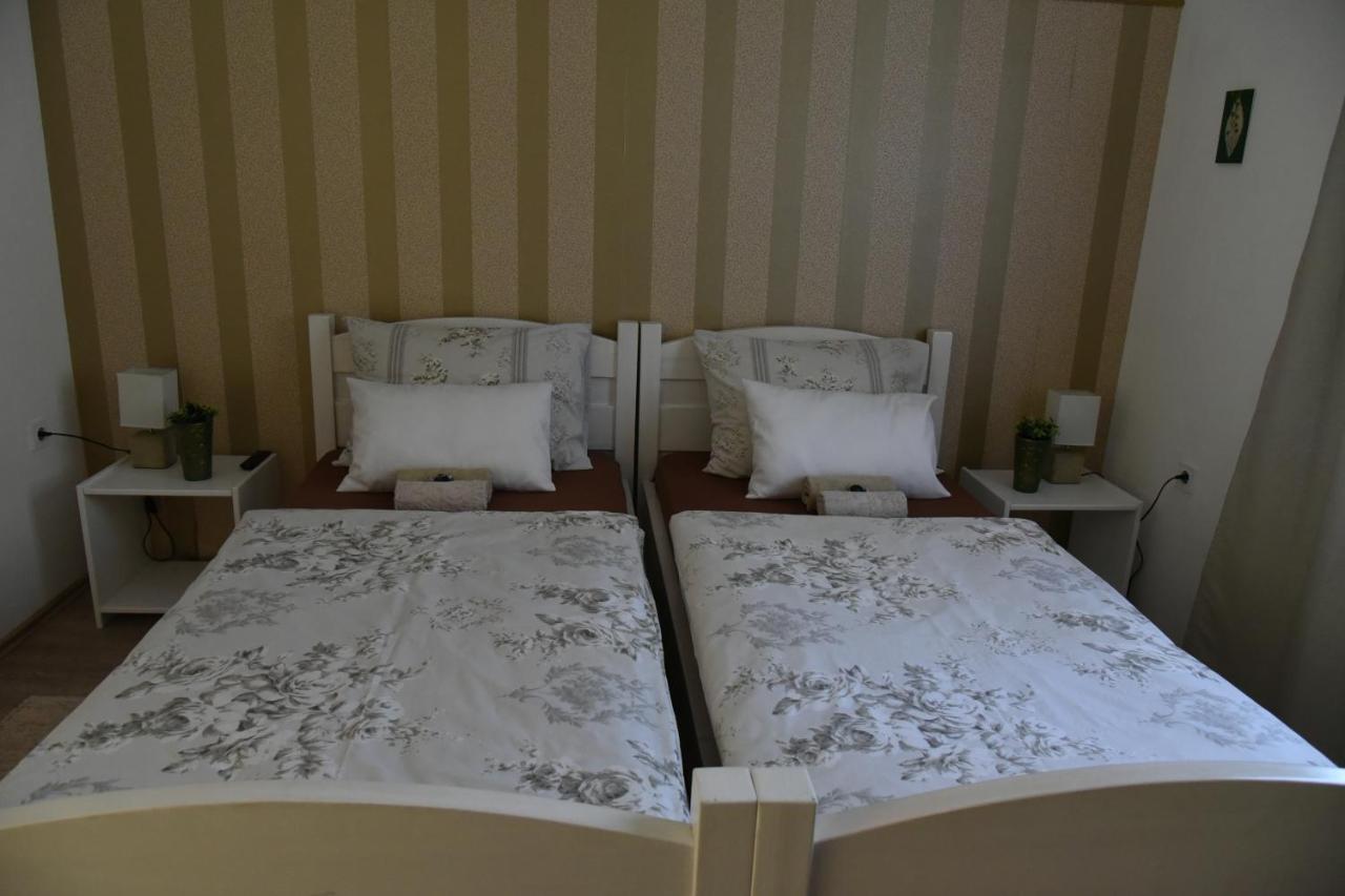 Rooms Bobic Licko Petrovo Selo Exterior foto